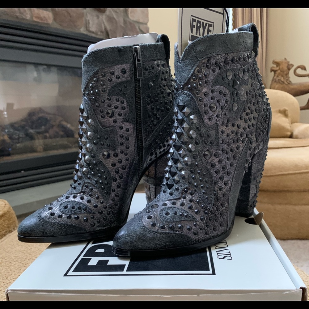W Size 7.5 M/FRYE REMY DECO BOOTIE/Color: Charcoal